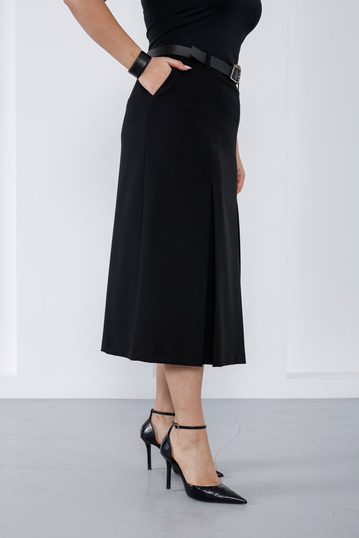 Premium A-line wholesale midi skirt for professional women's wear - Elitline Black Color Front View 2